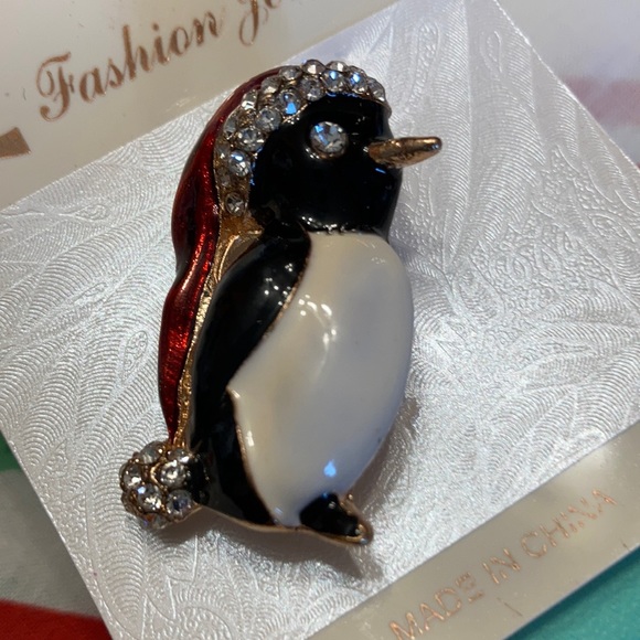 Jewelry - NWT Vintage Cute Penguin Broach Mint